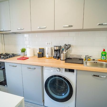 Refreshingly Chic: Newly Renovated 2Br Apartment Bukarest Exterior foto