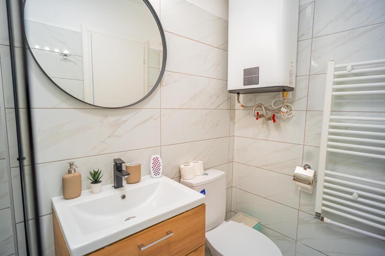 Refreshingly Chic: Newly Renovated 2Br Apartment Bukarest Exterior foto