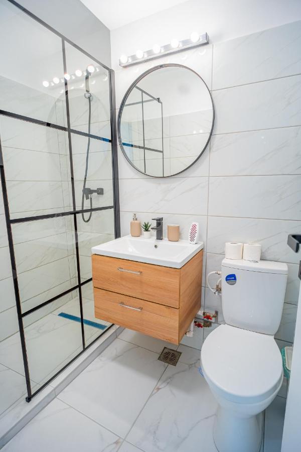 Refreshingly Chic: Newly Renovated 2Br Apartment Bukarest Exterior foto