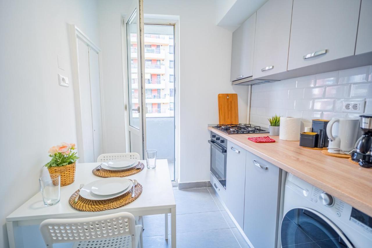 Refreshingly Chic: Newly Renovated 2Br Apartment Bukarest Exterior foto