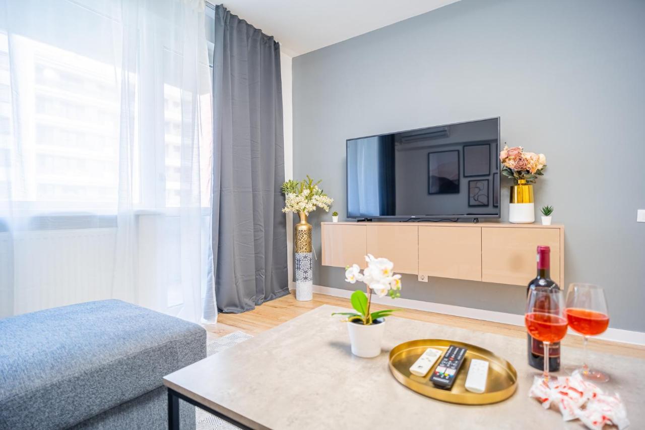 Refreshingly Chic: Newly Renovated 2Br Apartment Bukarest Exterior foto