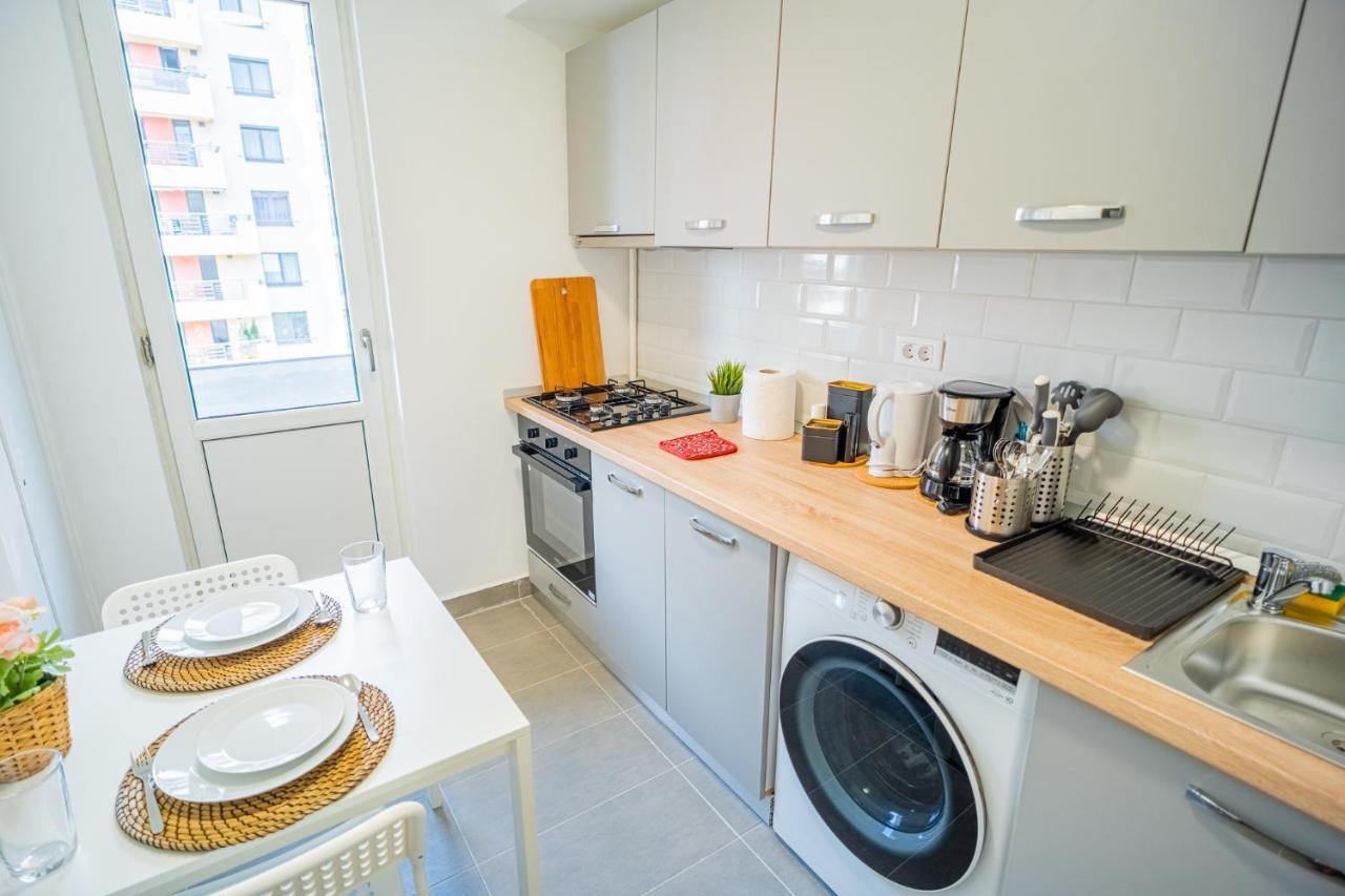 Refreshingly Chic: Newly Renovated 2Br Apartment Bukarest Exterior foto