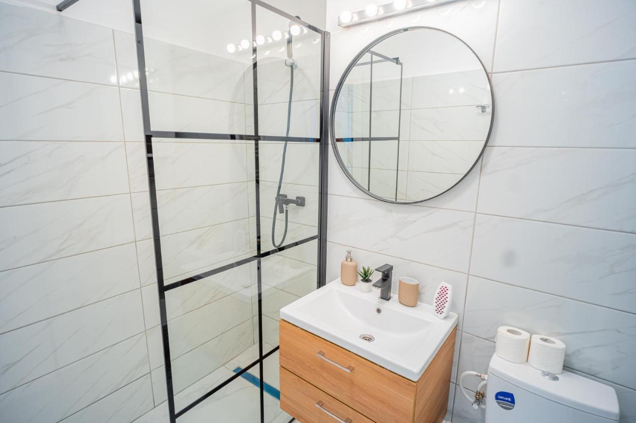 Refreshingly Chic: Newly Renovated 2Br Apartment Bukarest Exterior foto