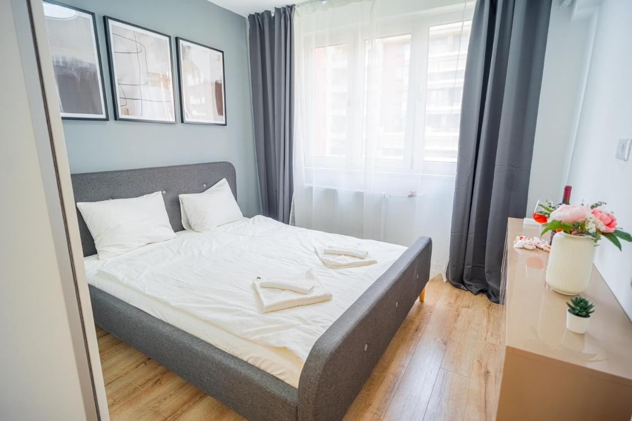 Refreshingly Chic: Newly Renovated 2Br Apartment Bukarest Exterior foto