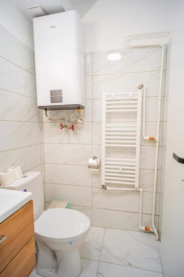 Refreshingly Chic: Newly Renovated 2Br Apartment Bukarest Exterior foto