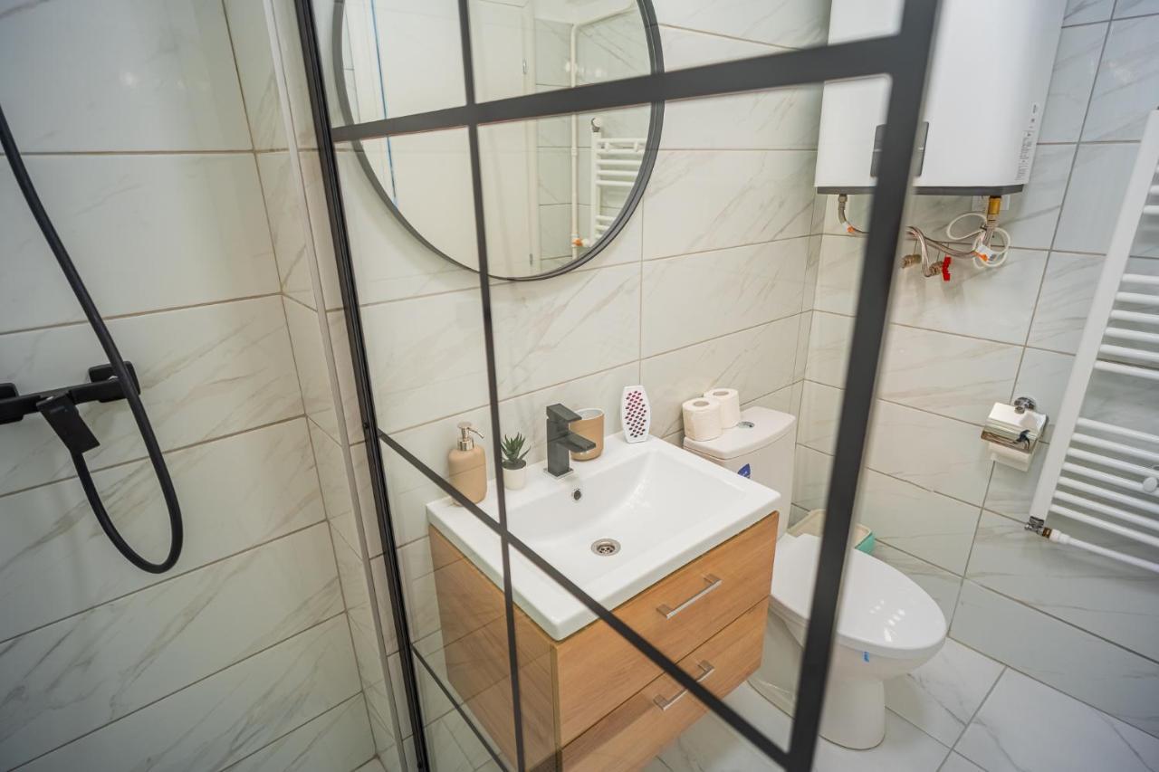Refreshingly Chic: Newly Renovated 2Br Apartment Bukarest Exterior foto